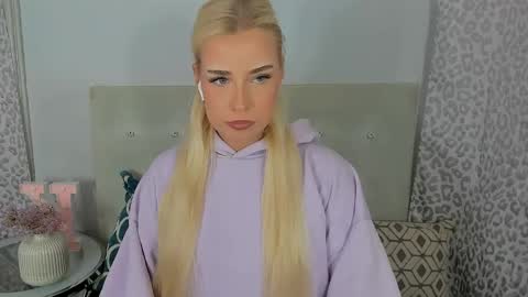 KristyFlowers online show from April 24, 2:52 pm