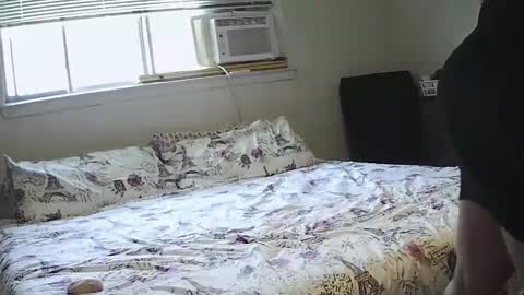 Kween Bunny B online show from October 24, 5:14 pm