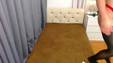 Snapshot of kylie_cums chatting on December 5, 9:00 am kylie_cums online show from December 5, 9:00 am
