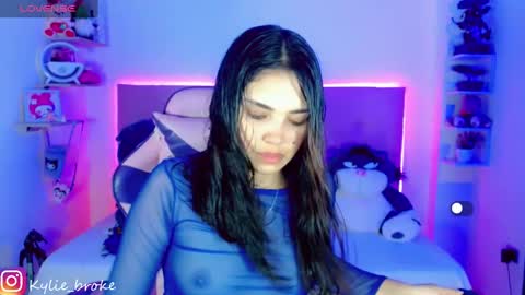 k ylie online show from February 3, 9:18 pm