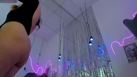 Melanie online show from November 30, 8:49 pm