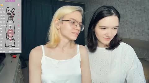 Violet and Isabel online show from May 11, 7:00 pm