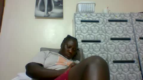 Snapshot of ladyblossoms19 chatting on January 23, 12:46 am lindah32 online show from January 23, 12:46 am