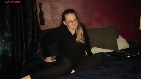 ladykiva_n_hubz online show from October 8, 3:45 am