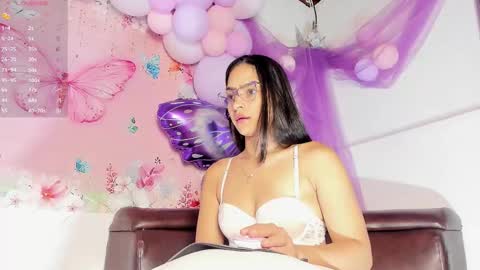 Snapshot of lailamayers chatting on October 27, 3:17 am Laila online show from October 27, 3:17 am