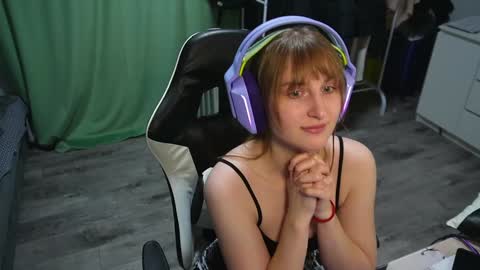 Snapshot of lana_del_kay chatting on December 4, 12:30 pm Kay online show from December 4, 12:30 pm