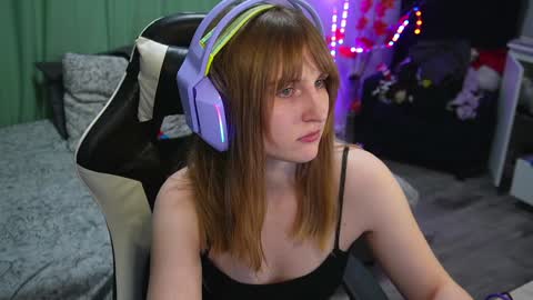 Snapshot of lana_del_kay chatting on December 4, 6:44 pm Kay online show from December 4, 6:44 pm