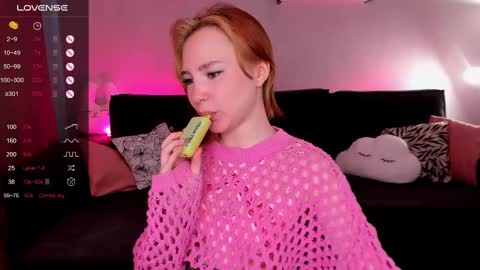 Snapshot of lanablu_ chatting on February 18, 5:31 am Lana online show from February 18, 5:31 am