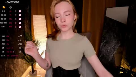 Snapshot of lanablu_ chatting on February 21, 2:50 am Lana online show from February 21, 2:50 am