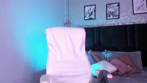 Snapshot of lara_bombshell chatting on February 22, 1:33 am Lara online show from February 22, 1:33 am