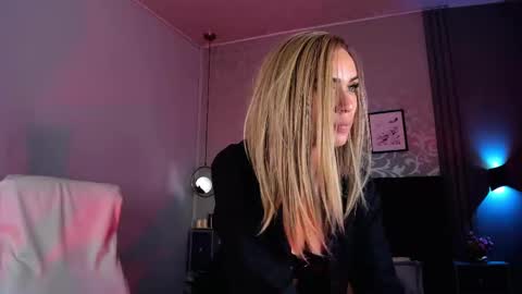 Snapshot of lara_bombshell chatting on February 12, 3:29 am Lara online show from February 12, 3:29 am