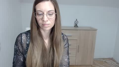 larawinters online show from February 9, 4:40 pm