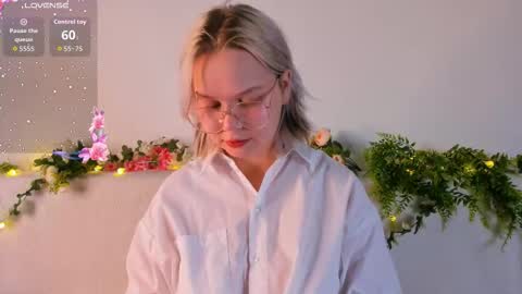 Snapshot of large_ocean chatting on October 3, 5:32 pm Rose online show from October 3, 5:32 pm