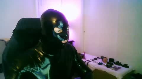 Snapshot of latexminheadroom chatting on January 2, 2:00 am latexminheadroom online show from January 2, 2:00 am