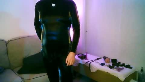 Snapshot of latexminheadroom chatting on December 29, 2:27 am latexminheadroom online show from December 29, 2:27 am