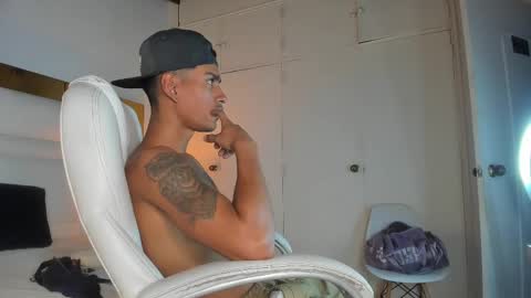 Snapshot of latin_couple20y chatting on February 13, 4:00 am Johana y Santiago online show from February 13, 4:00 am