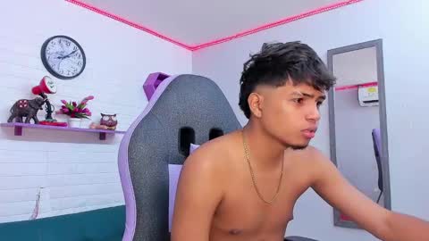 latinhotboy_19 online show from October 7, 5:53 pm