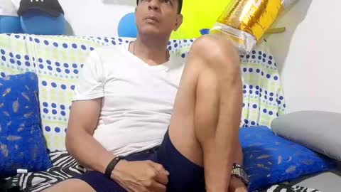 latinmartin254 online show from October 8, 1:35 am