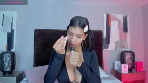 Snapshot of laura_aristizabal_19 chatting on February 25, 1:10 pm Laura online show from February 25, 1:10 pm