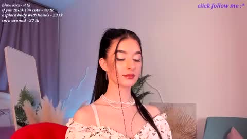Laura online show from August 5, 9:12 pm