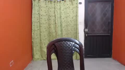 Snapshot of laura_craizy chatting on January 7, 1:59 am CALL ME LOVE LAURA online show from January 7, 1:59 am