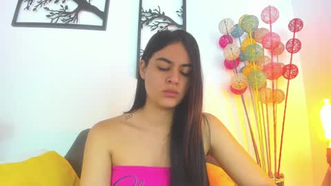 LAURA SOE online show from January 14, 1:28 pm