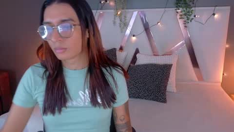 lauraagomezz__ online show from September 20, 8:45 pm