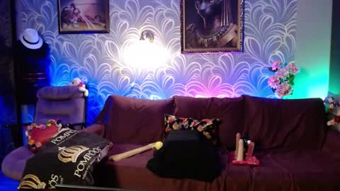 Snapshot of laurabenz chatting on December 14, 3:36 pm Laura online show from December 14, 3:36 pm