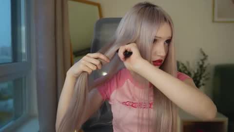 Laura online show from October 8, 2:23 pm