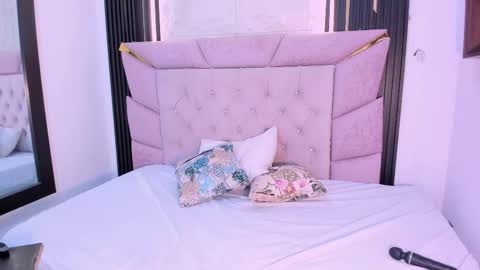 Snapshot of laurem_paulette chatting on February 26, 7:42 pm Laurem online show from February 26, 7:42 pm
