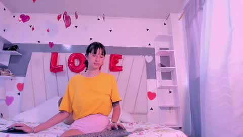 Snapshot of laurem_paulette chatting on February 27, 4:43 pm Laurem online show from February 27, 4:43 pm