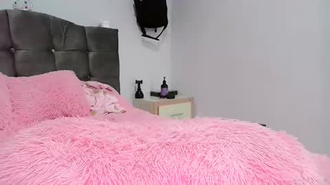 laurenhot94 online show from December 13, 7:53 pm