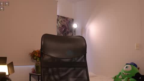Snapshot of laurita_4 chatting on February 25, 1:32 pm laurita_4 online show from February 25, 1:32 pm