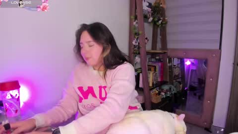 Snapshot of lauu_r chatting on September 20, 12:13 am online show from September 20, 12:13 am