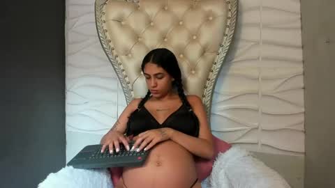 Layla online show from May 6, 7:31 pm