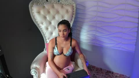 Layla online show from April 9, 7:30 pm