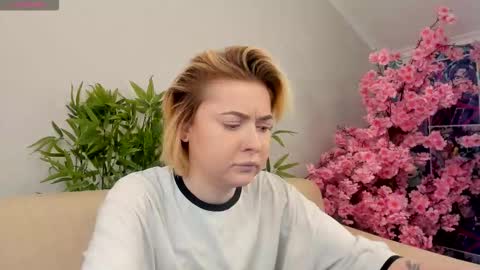 laylacookies online show from October 24, 6:25 am