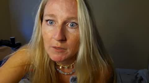 laylalucks online show from October 15, 7:15 pm
