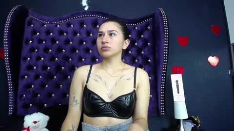 Snapshot of lea_moreau_ chatting on February 19, 8:12 am LeaMoreau online show from February 19, 8:12 am