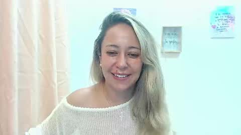 Snapshot of leah_susman chatting on December 6, 1:57 am leah_susman online show from December 6, 1:57 am