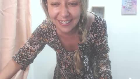 Snapshot of leah_susman chatting on February 20, 2:29 am leah_susman online show from February 20, 2:29 am