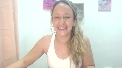 Snapshot of leah_susman chatting on February 25, 5:08 am leah_susman online show from February 25, 5:08 am