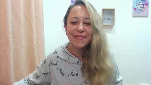 Snapshot of leah_susman chatting on December 5, 1:53 am leah_susman online show from December 5, 1:53 am