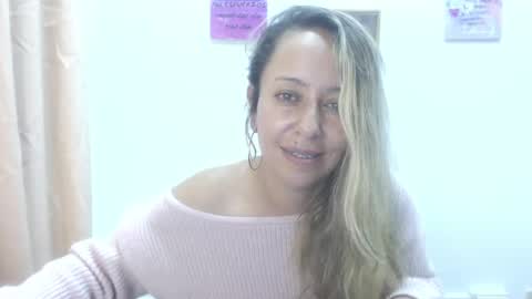 Snapshot of leah_susman chatting on February 19, 5:05 am leah_susman online show from February 19, 5:05 am