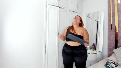 Snapshot of leahbarker chatting on March 5, 10:32 pm Leah online show from March 5, 10:32 pm