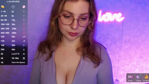 Snapshot of leahbarton chatting on March 7, 2:23 pm Leah Barton online show from March 7, 2:23 pm