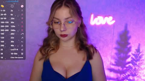 Snapshot of leahbarton chatting on December 10, 11:22 am Leah Barton online show from December 10, 11:22 am