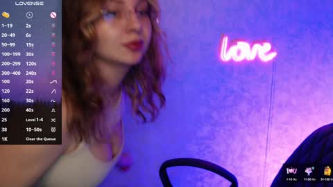 Snapshot of leahbarton chatting on January 18, 2:12 pm Leah Barton online show from January 18, 2:12 pm