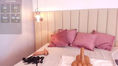 Snapshot of leamonroe__ chatting on February 20, 1:51 pm Hey Im Lea online show from February 20, 1:51 pm
