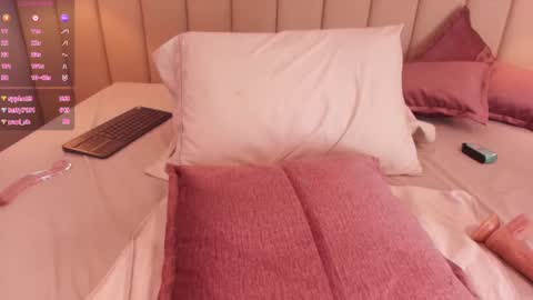 Snapshot of leamonroe__ chatting on February 17, 1:55 pm Hey Im Lea online show from February 17, 1:55 pm
